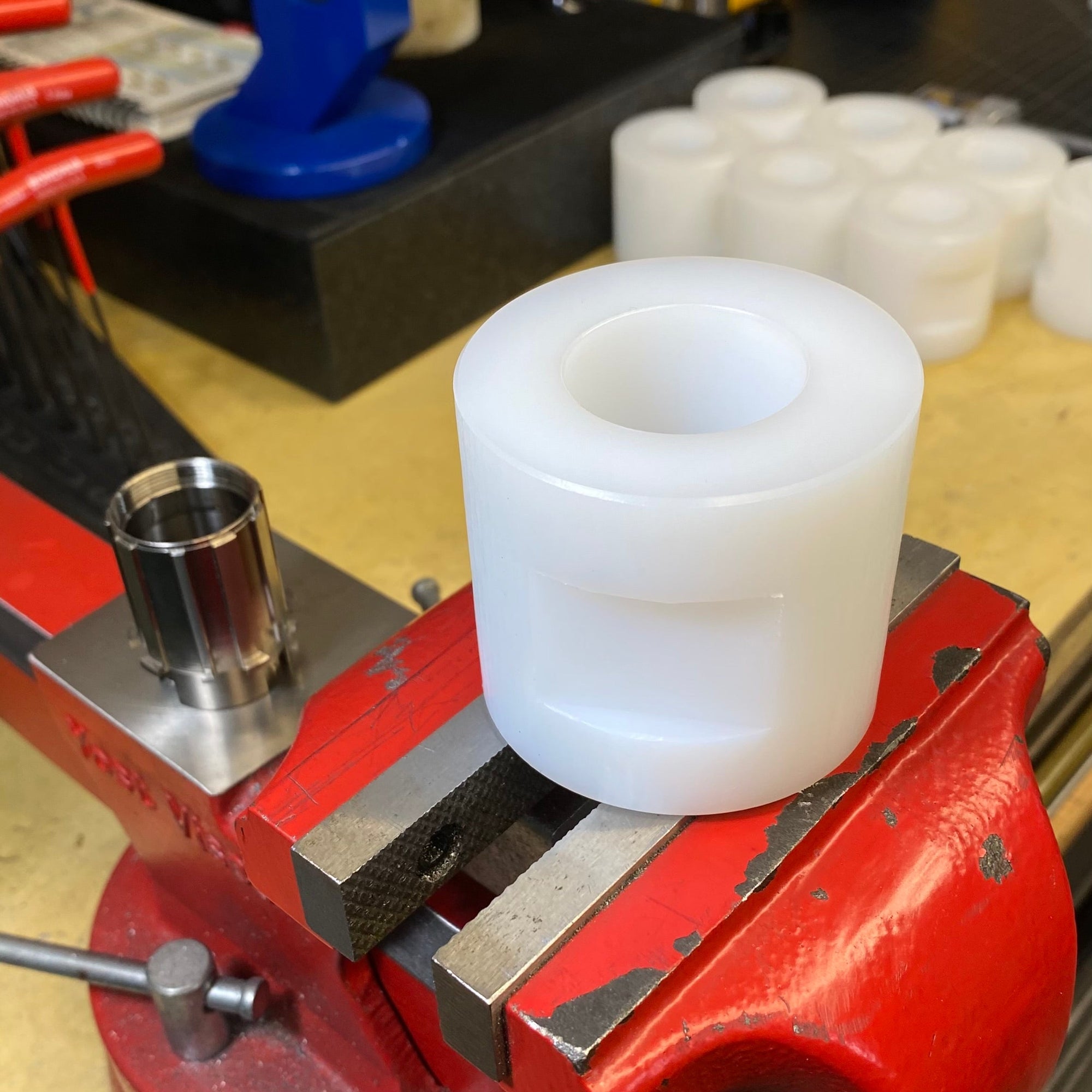 Vise-friendly Hub Support Tool